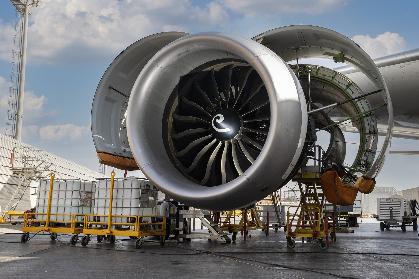 a) : hot air exhaust from the anti-icing system on a A380 engine. (b)